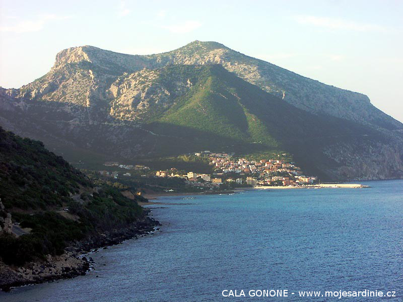Cala Gonone v západu slunce - Sardinie