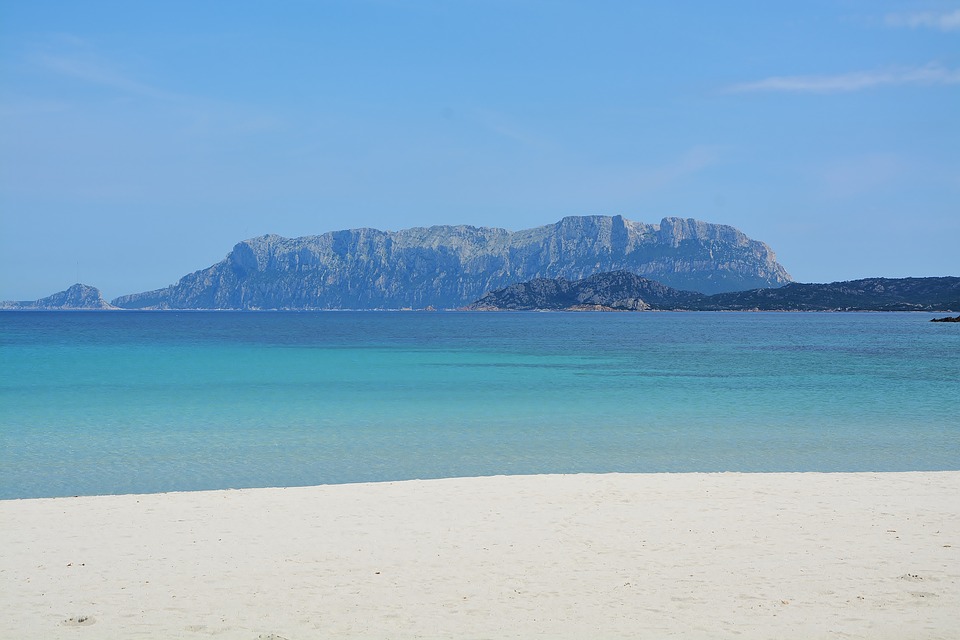 Tavolara je nepřehlédnutelný ostrov lákající fotografy ležící asi 15 km východně od Olbie. Ostrov Sardinie.
