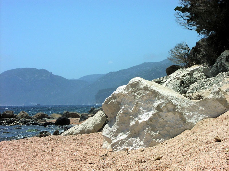 Pobřeží u Cala Gonone