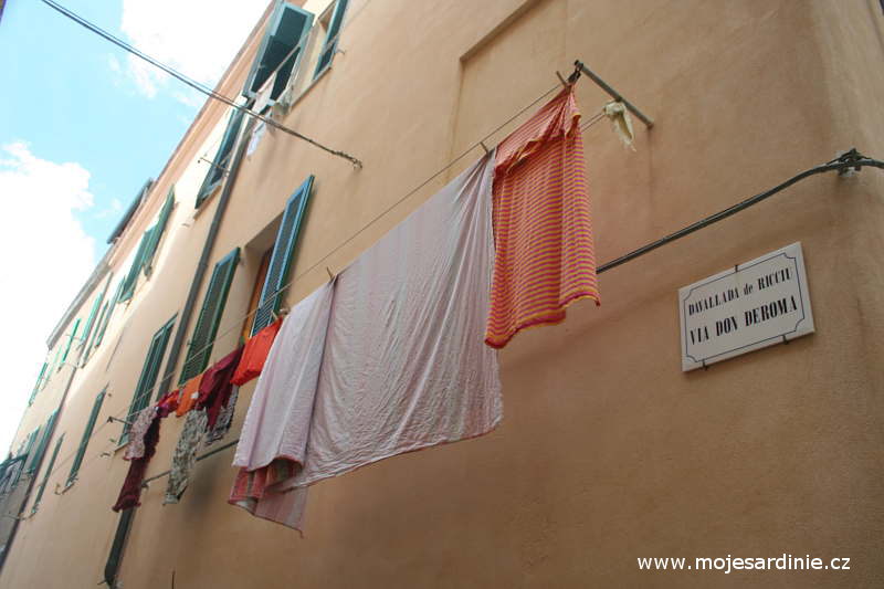 Systém sušení prádla mezi domy. Alghero, Sardinie