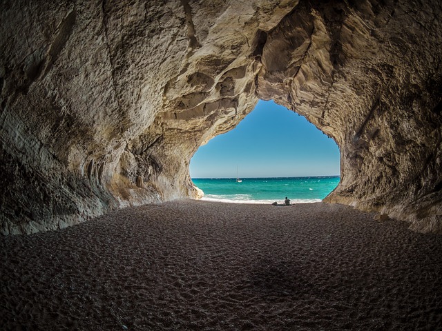 Pohled z jeskyně směrem k moři u pobřeží Cala Gonone - Foto: Pixabay.com