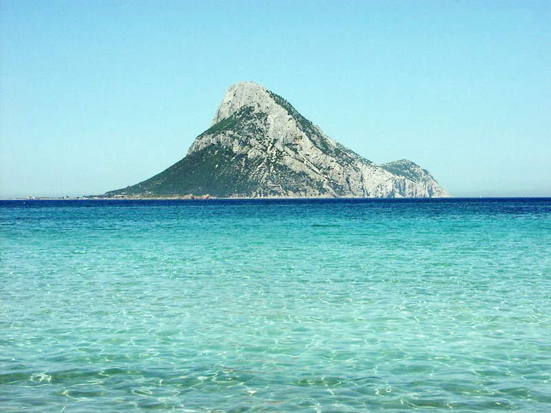 Tavolara je ostrov na Sardinii ležící asi 15 km východně od Olbie. Ostrov Sardinie.