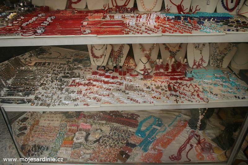 Šperky z červeného korálu ve výloze obchodu v Algheru, Sardinie
